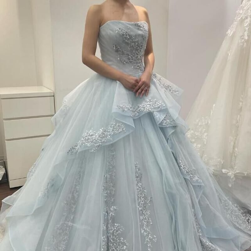 カラードレス 爽やかで優しいブルー ベアトップ ラッフルフリル 裾に  