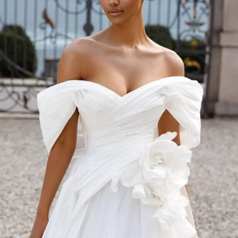 人気上昇！ ウエディングドレス オフショルダー 花モチーフ 背中見せ  