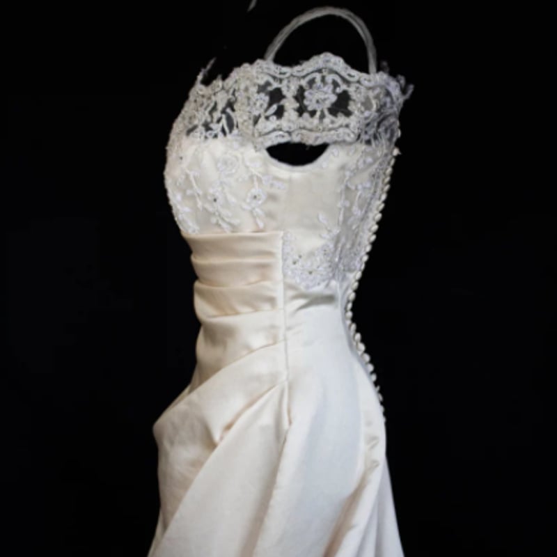 優雅なシルエット ドレス 光沢サテン Aライン 短トレーン オフ  