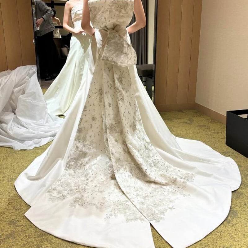 ウェディングドレス ふっくら柔らかなバックリボン キラキラ光る刺繍  