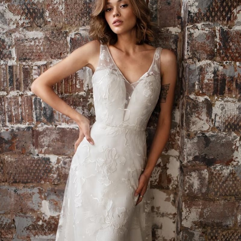 大好評中！総レースウエディングドレス ふわふわ袖 背中見せ  