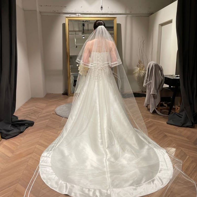 ウェディングドレス くるみボタン 光沢サテン 大人っぽい 披露宴 オフホ 