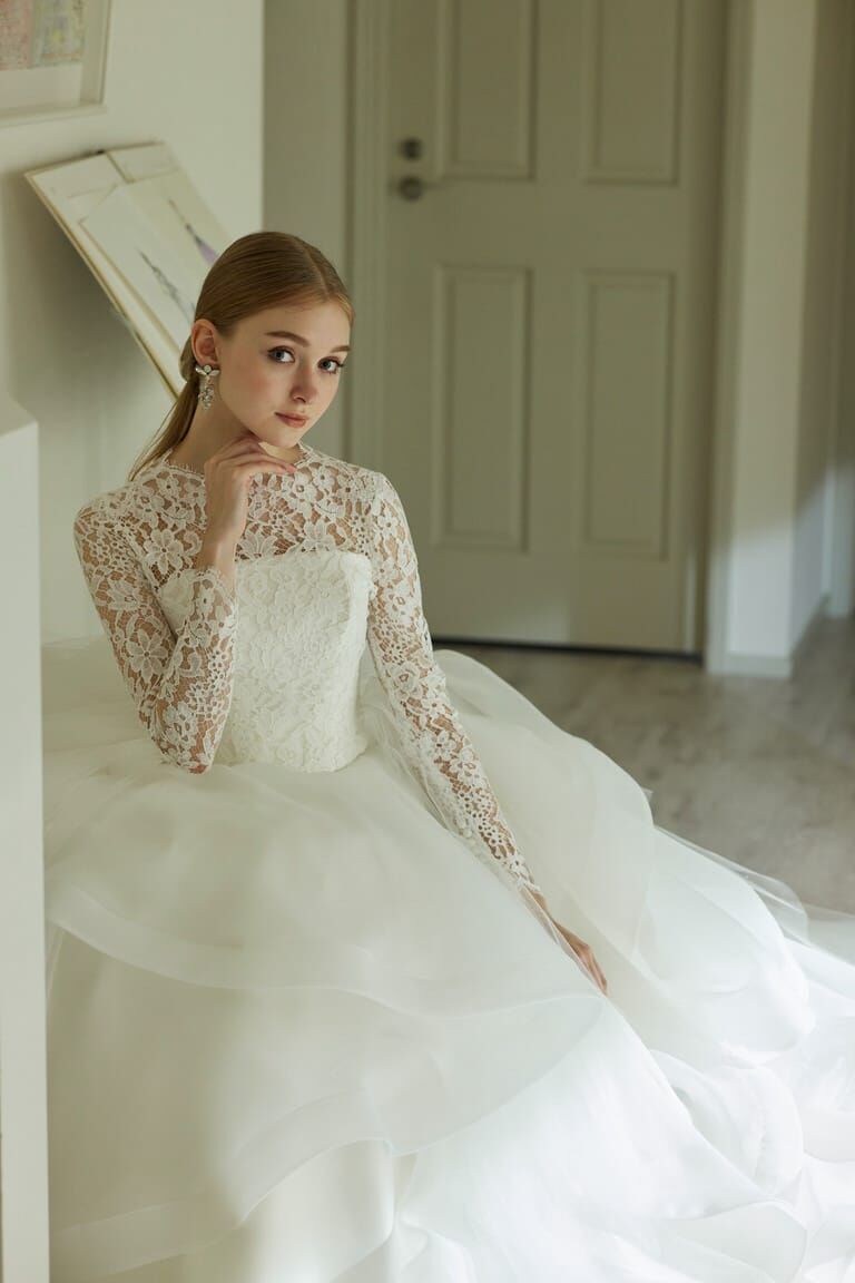 ウエディングドレス 可憐な花刺繍のトップス ロングスリーブ 柔らかく重ねたチュールスカート 花嫁 ブライダル