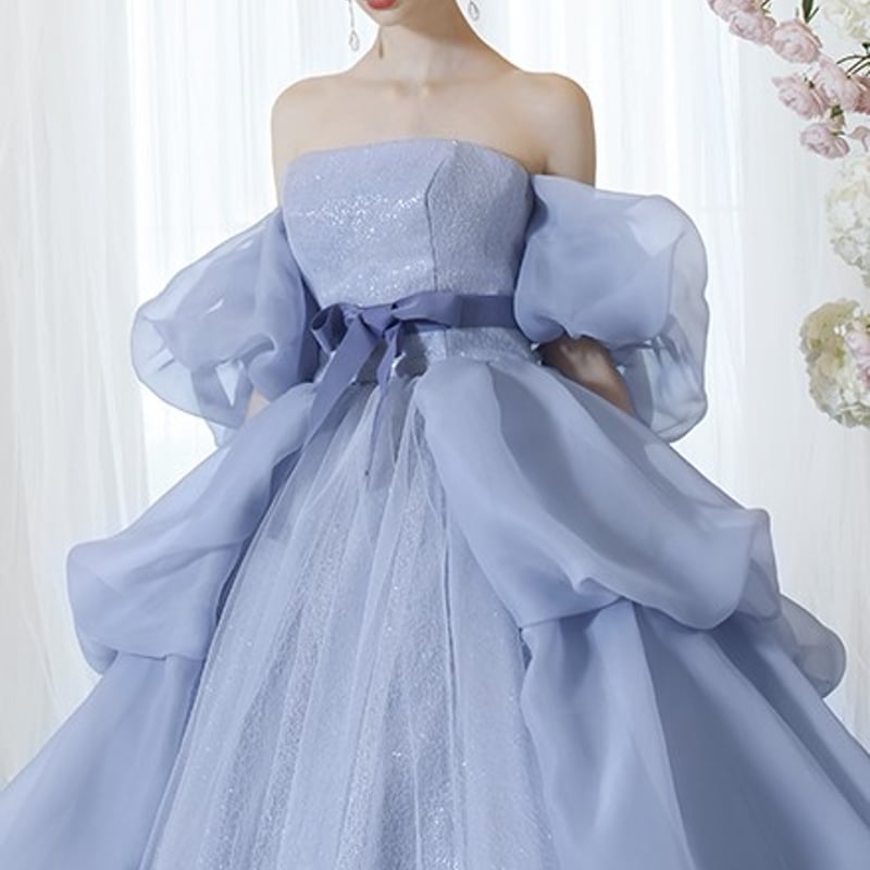 贅沢なウェディングドレス　爽やかなブルー 豪華！ ウェディングドレス 爽やかで優しいブルー 華やかな