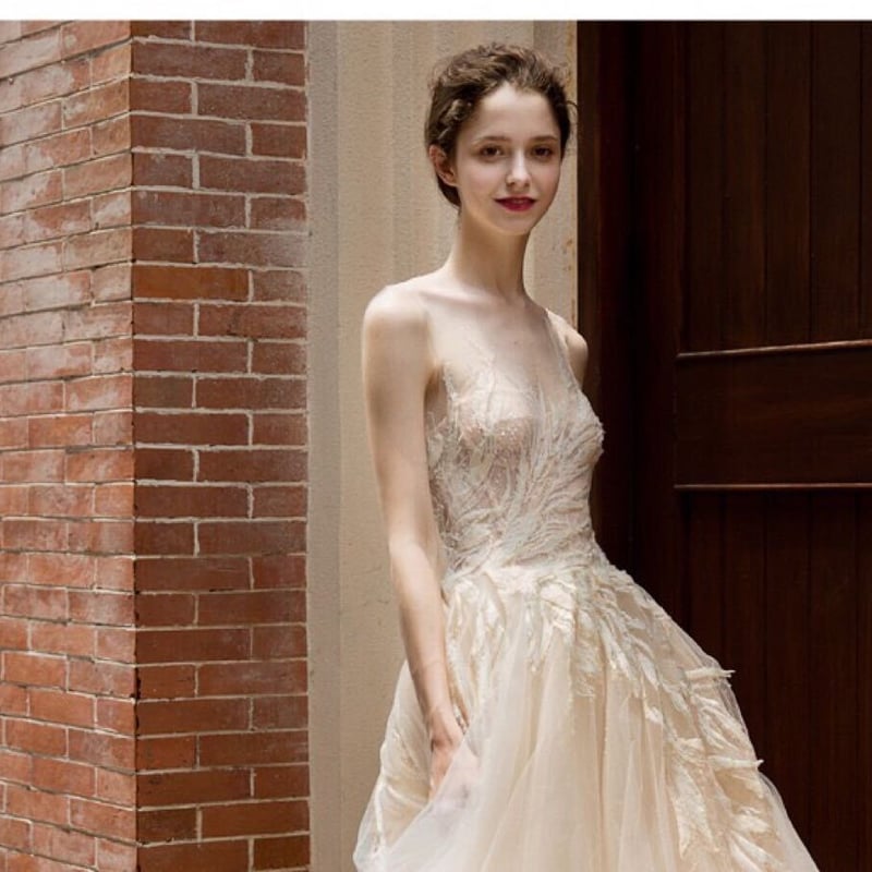 シャンシャン♡ウエデェングドレスご紹介♡ 高品質！ ウエディングドレス 薄シャンパンの色 ベアトップ プリンセス