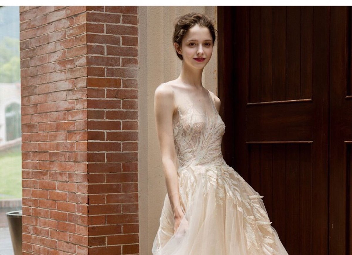 高品質！ ウエディングドレス 薄シャンパンの色 ベアトップ プリンセス