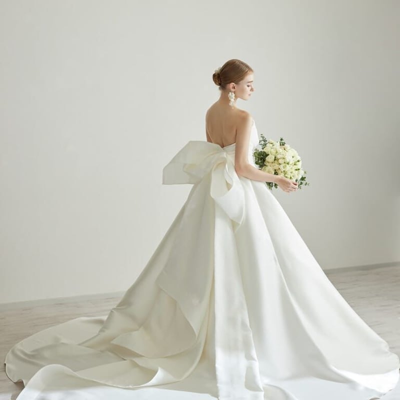 豪華！パーティードレス スリット ベアトップ オフホワイト 華やかな  