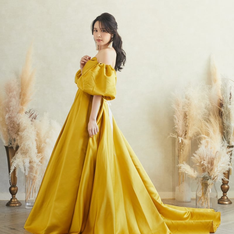 イエロー カラードレス ベアトップ 光沢サテン やっつけ 豪華なバック  