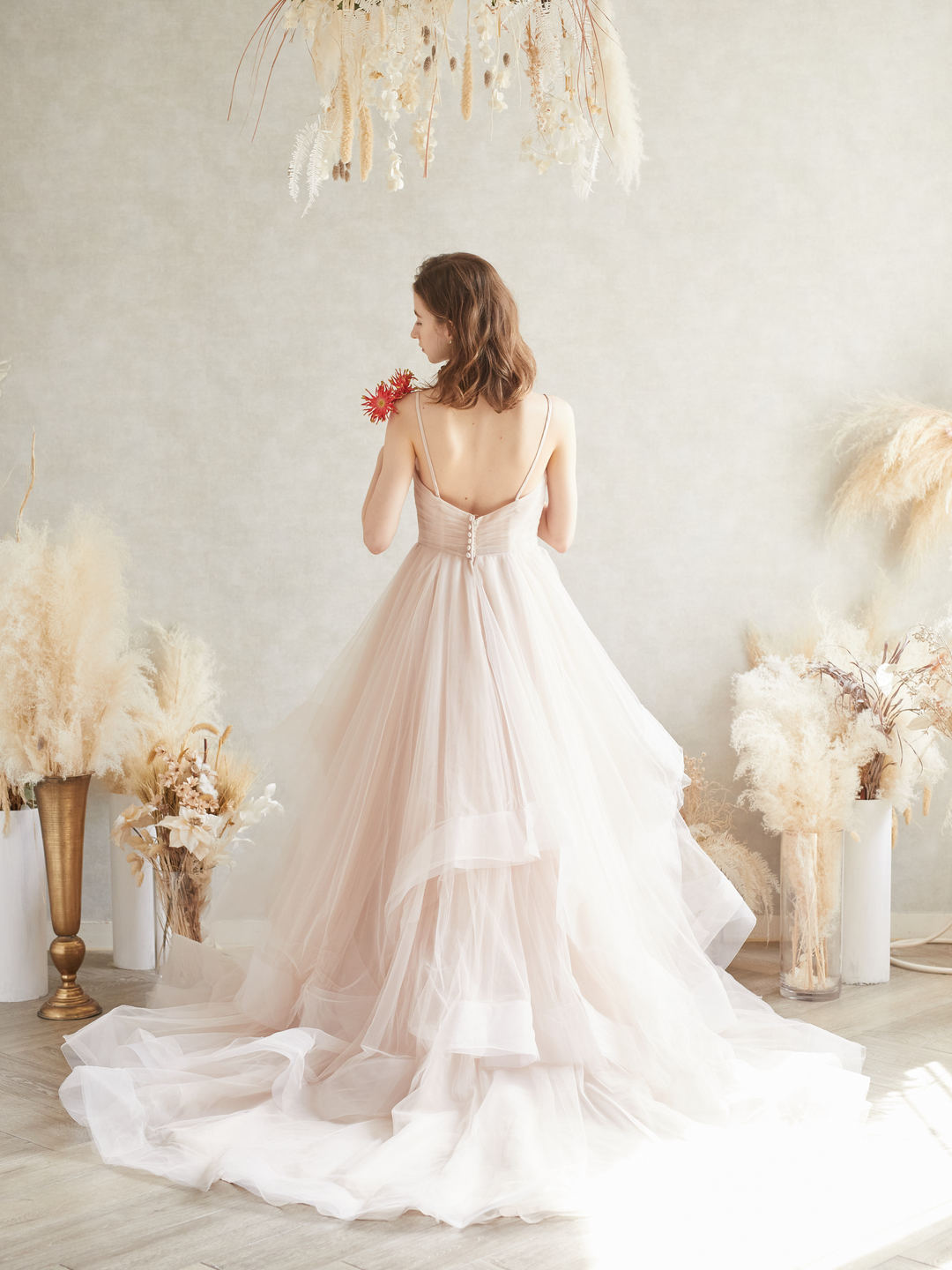 新品 背中を綺麗に見せる奢華なウェディングドレス ウエディングドレス カラードレス 薄ピンク ラッフルフリル 背中