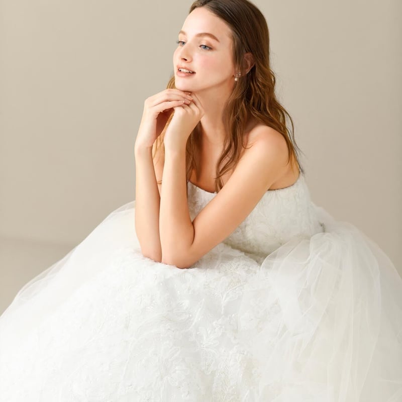 ウエディングドレス 贅沢な小花総レース ベアトップ チュール ウエディングドレス 贅沢な小花総レース ベアトップ チュール