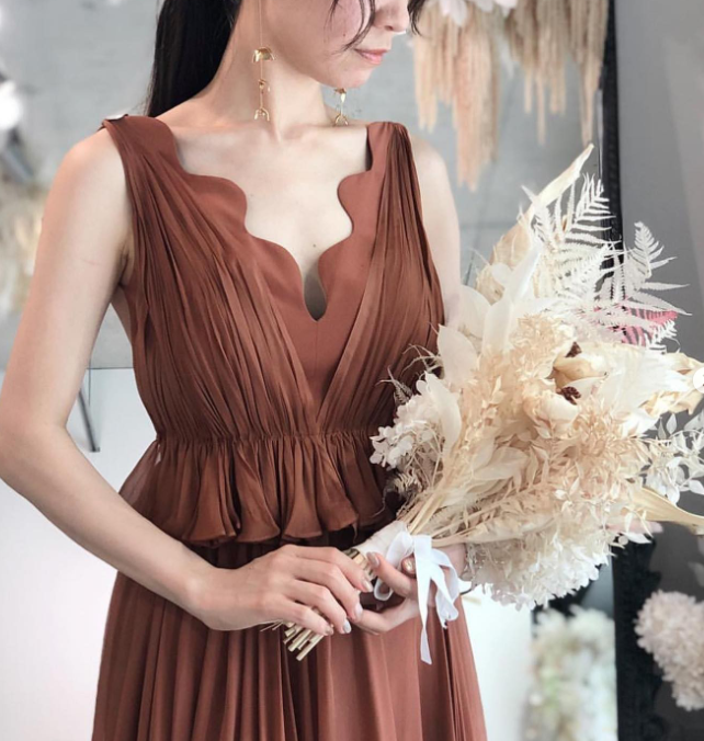 カラードレス エレガント 揺らめく裾 テラコッタ色 オンショルダー  