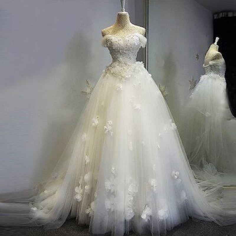 爽やかな白 バラのモチーフが際立つエレガントなオーダードレスです1度着用のみ 豪華！総レースウエディングドレス ホワイト 華やかなトレーン