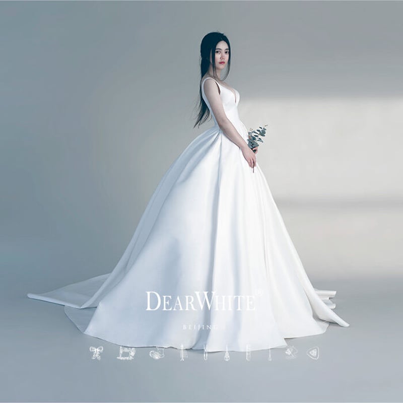 高品質！フランス風ウエディングドレス ホワイト 光沢サテン 深Vネック  