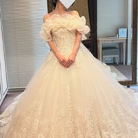 ウエディングドレス オフホワイト フリルオフショルダー 繊細なレース 華やかなトレーン 結婚式  前撮り