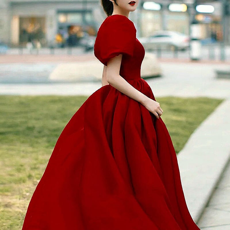 ウェディングドレス 赤 プリンセスライン スクエアネック パフスリーブ  