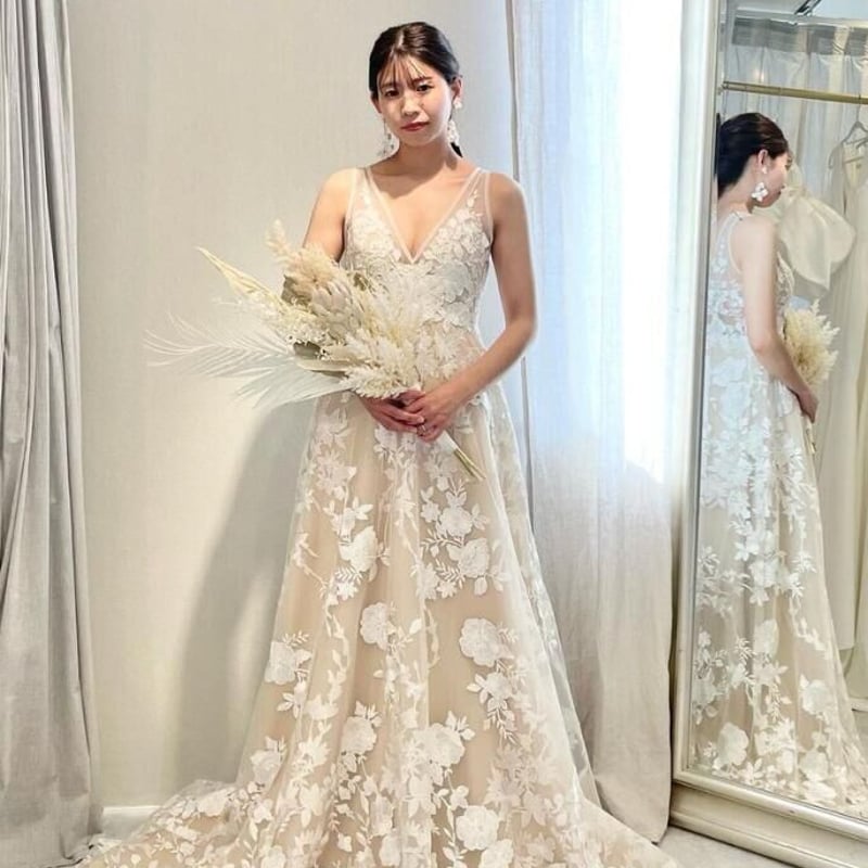 ウエディングドレス 贅沢な小花総レース Vネック 華やかなトレーン  