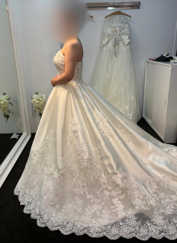 ウエディングドレス オフホワイト 繊細なレース 光沢サテン 華やかな