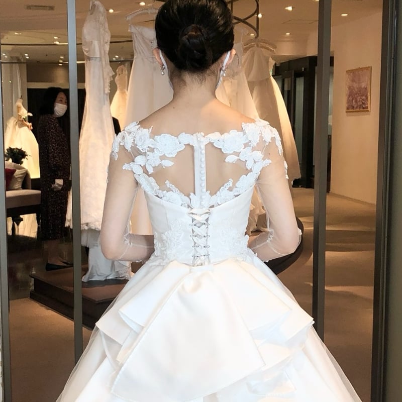 ウエディングドレス オフホワイト ロングスリーブ 花柄モチーフで刺繍