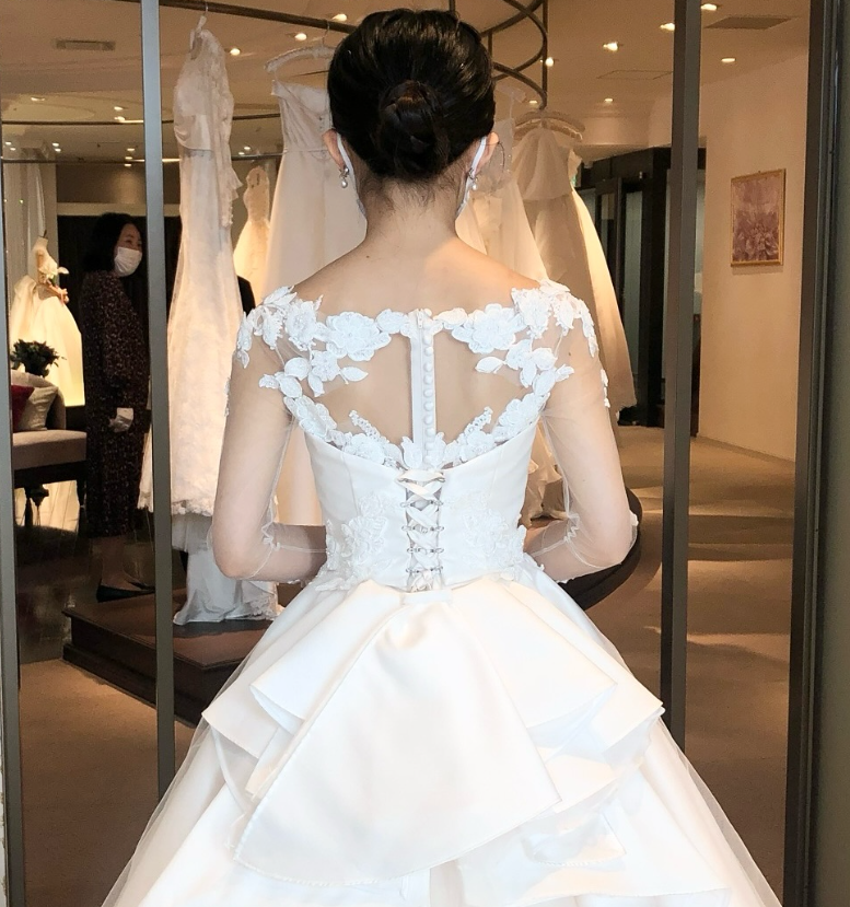 ウエディングドレス オフホワイト ロングスリーブ 花柄モチーフで刺繍