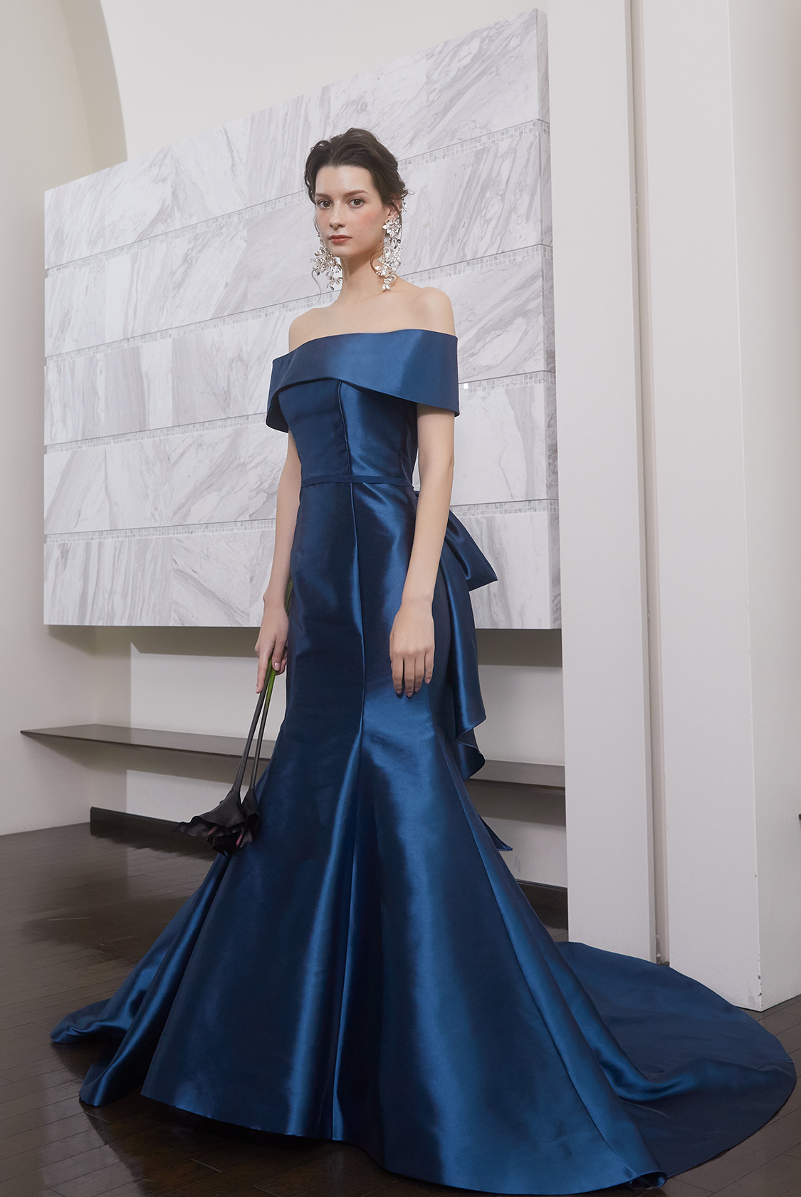 ジェーンマープル　ジュビリーフラワーサテンカラードレス　ネイビー カラードレス ジュエルネイビー 4つの着こなし方です とろっとサテン