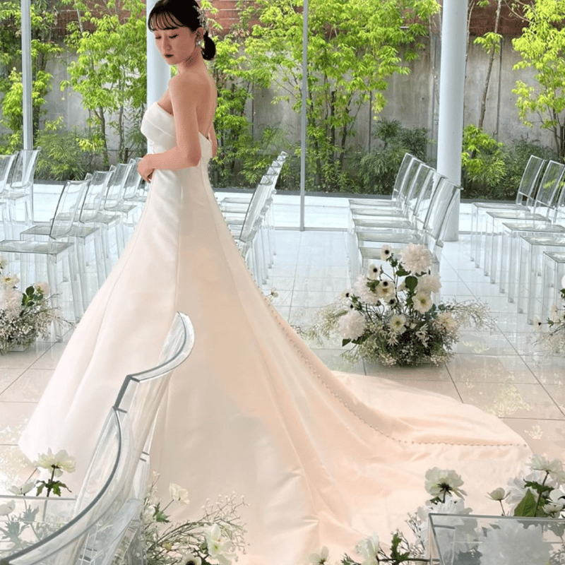 ウェディングドレス ベアトップ くるみボタン 光沢サテン 細見え  