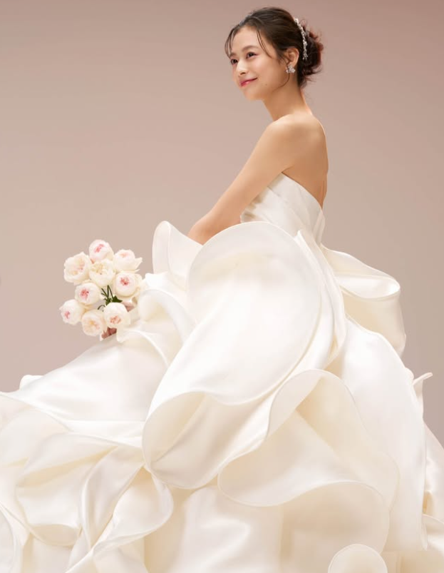 ウエディングドレス オフホワイト 韓国風ドレス ラッフルフリル