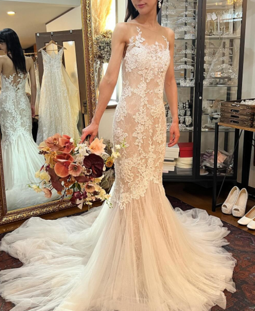 ウェディングドレス ソフトエレガント くるみボタン 繊細レース