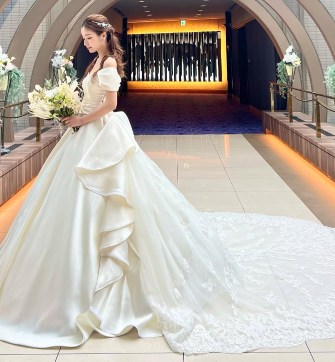 ホワイト　ウェディングドレス　ワンショルダー　サテン　結婚式 高品質！ウエディングドレス ホワイト ワンショルダー 光沢