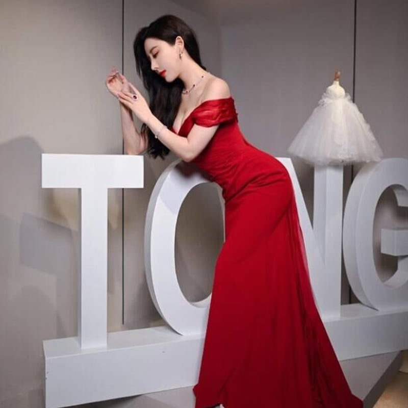 パーティードレス ボルドー色 オフショルダー マーメイドライン 背中  