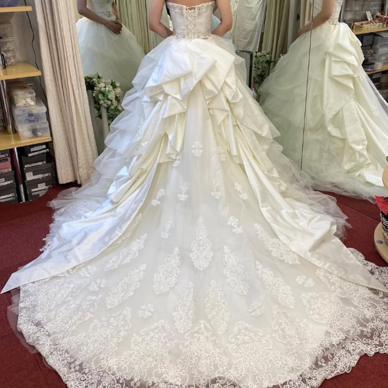 ウエディングドレス オフホワイト ベアトップ 繊細レース 立体ドレープ