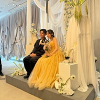 実例写真！カラードレス ベアトップ 編み上げ クリーム 床付く プリンセスライン  リボン  ソフトチュール  ビスチェドレス  結婚式