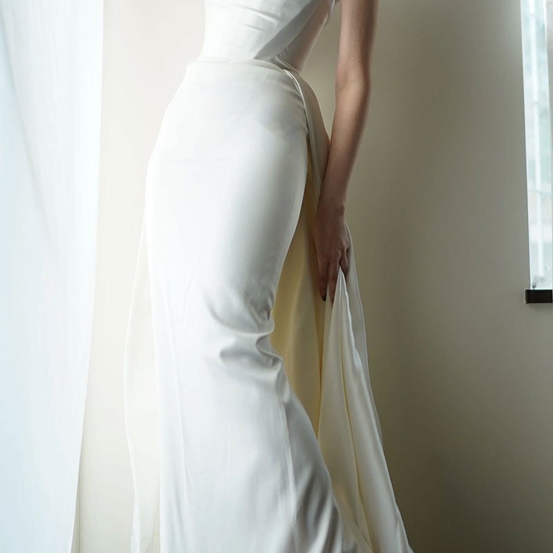 オフショルダーのイタリア製ウェディングドレス 美品 ウエディングドレス 純白 オフショルダー 高級イタリアサテン