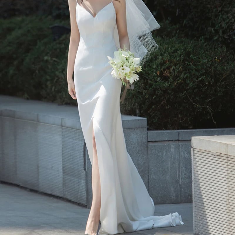 大人気上昇 ウエディングドレス オフホワイト スリット 光沢サテン 前  