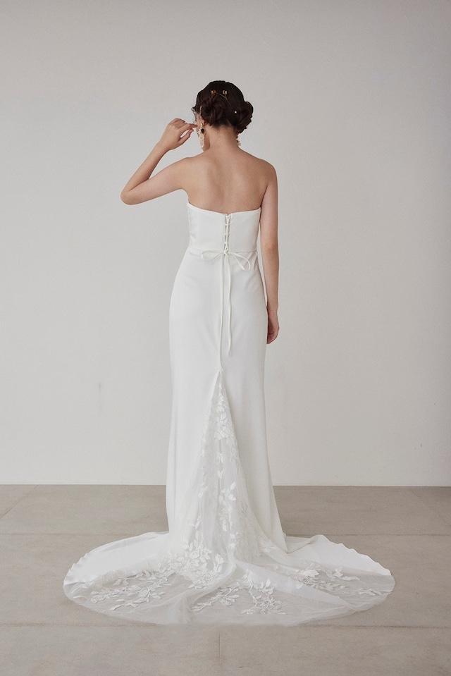 ウェディングドレス トレーン 裾に繊細レースをあしらった 取り外し袖  