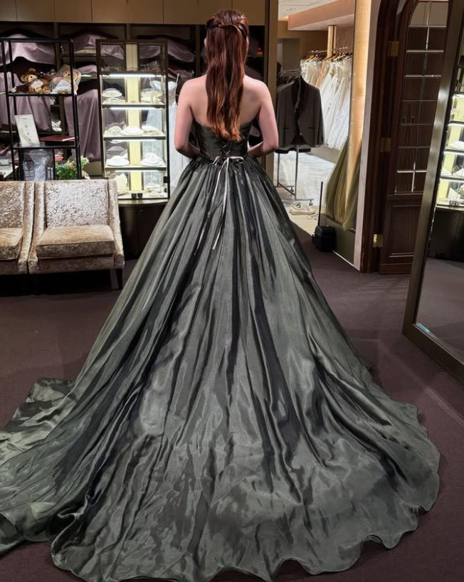 カラードレス 深緑 スリット 編み上げ 光沢サテン 華やかなトレーン