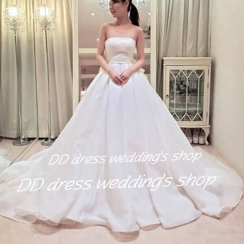 オフホワイト 、ベアトップ リボンのウェディングドレス 華やかな  