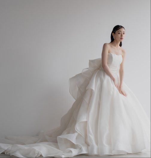 真っ白が際立つ美しいドレスです 清楚で華やか1度着用キラキラ カチューシャ付き 願いを叶える、純白キラキラドレス。 feat.三上悠亜 - sugar