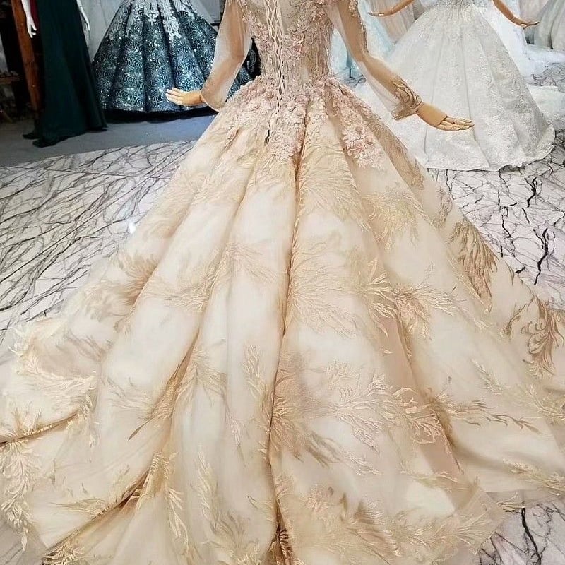 シャンパン色　ウェディング　ドレス 華やか カラードレス 薄シャンパンの色 キラキラチュール プリンセス