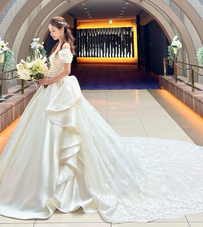 ウェディングドレス　S　オフショル　ロング　ホワイト　フリル　結婚式　パーティー ウェディングドレス S ロング ホワイト フリル オフショル 結婚