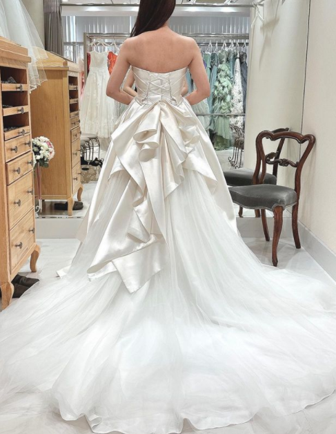 ウェディングドレス 大人っぽい サテン 編み上げ ノースリーブ  