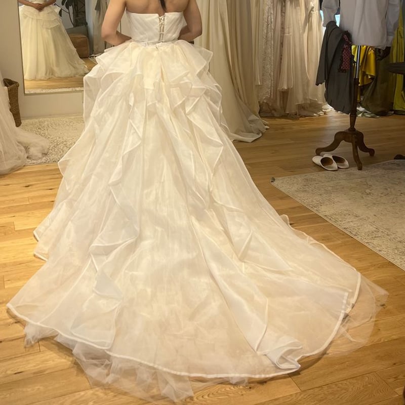 ウエディングドレス ラッフルフリル ロングトレーン ビスチェドレス