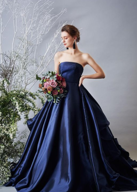 目立つ ドレス 高級イタリアサテン ウェーブ 短トレーン ベアトップ  