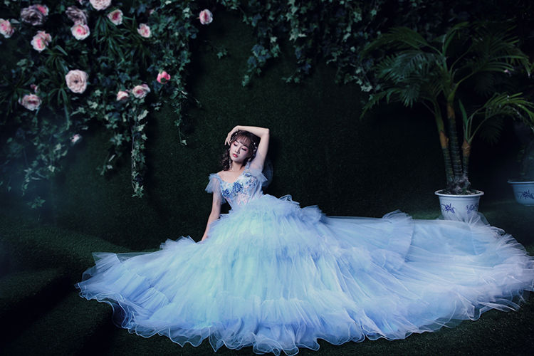 ウェディングドレス　青　チュール　長袖 ウエディングドレス 長袖 カラードレス 青 コンサート 安い ロング