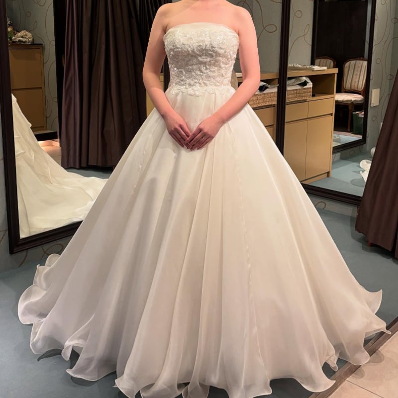 ウエディングドレス オフホワイト ベアトップ くるみボタン 美しい花レ