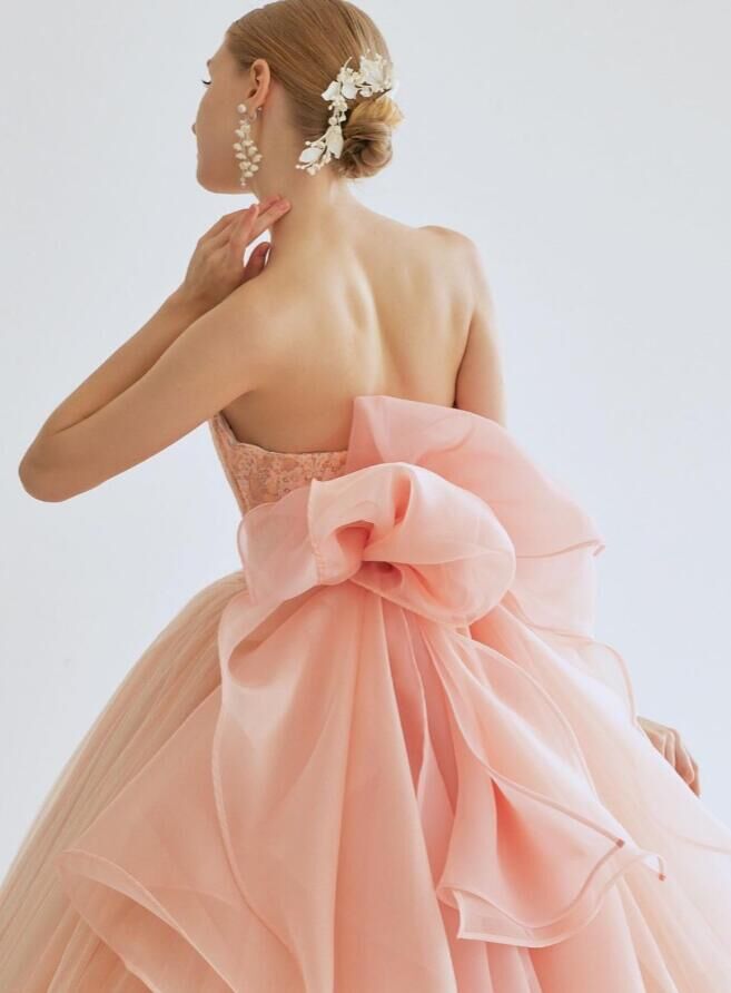 カラードレス 薄桃色 ふっくら柔らかなバックリボン 柔らかく重ねた