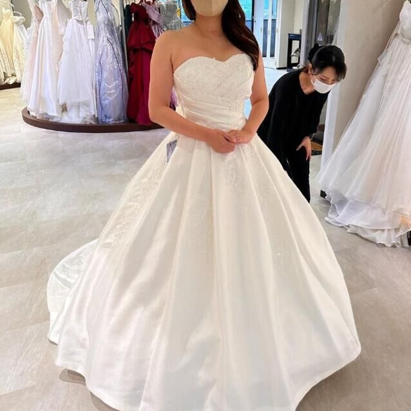 ウエディングドレス ベアトップ ふっくら柔らかなバックリボン 裾に  