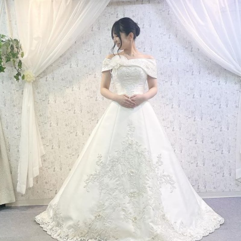 華やか ウエディングドレス 高級イタリアサテン 裾に繊細レースを  