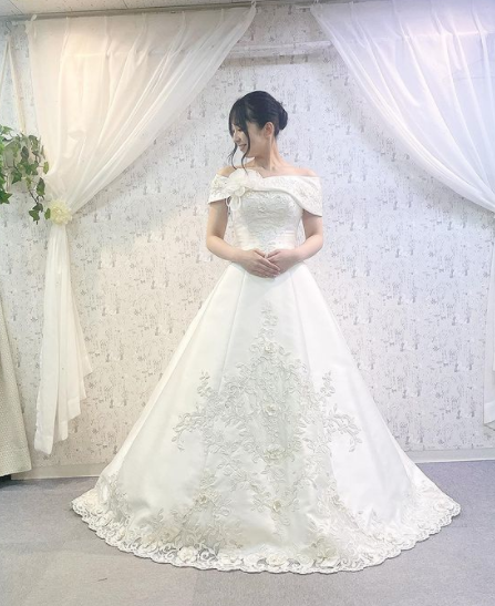 華やか ウエディングドレス 高級イタリアサテン 裾に繊細レースを