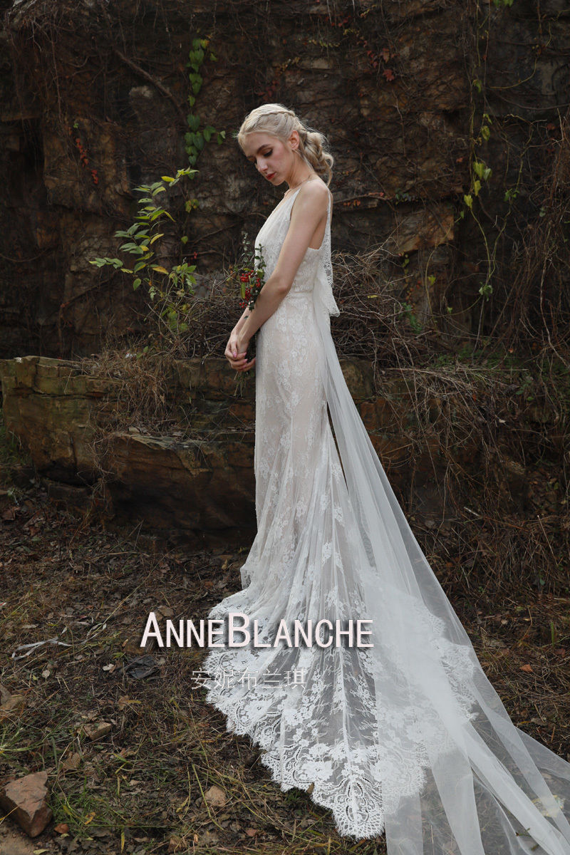 ウエディングドレスホワイト贅沢な総レース エレガントロングトレーン  