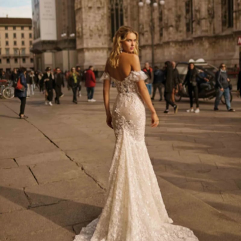 贅沢な小花総レース ウエディングドレス マーメイドライン ベアトップ  